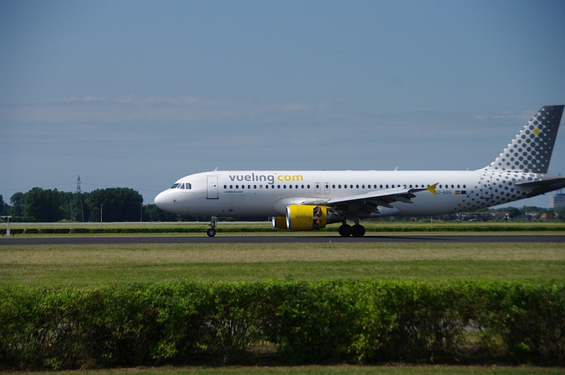 MJV_7784_Vueling_EC-KRH_Airbus A320.JPG